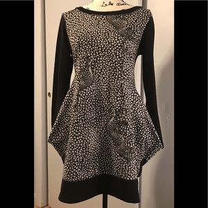 Vintage Black & Grey dress w/point art design.